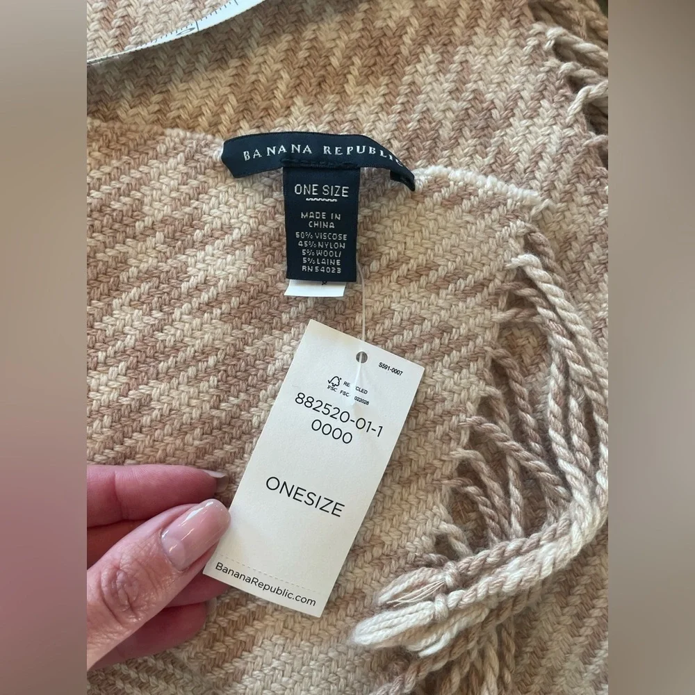NWT women’s banana, republic, Tan and cream Fringe Scarf